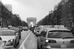 Avenue des Champs Elysées, with traffic (and a common sight just like any other popular places on earth.